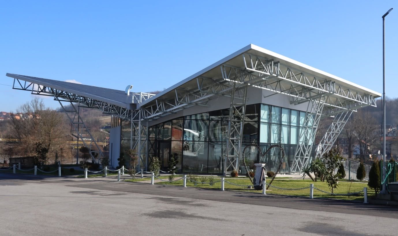 Bridge Caffe & Restaurant, pogled na objekat danju