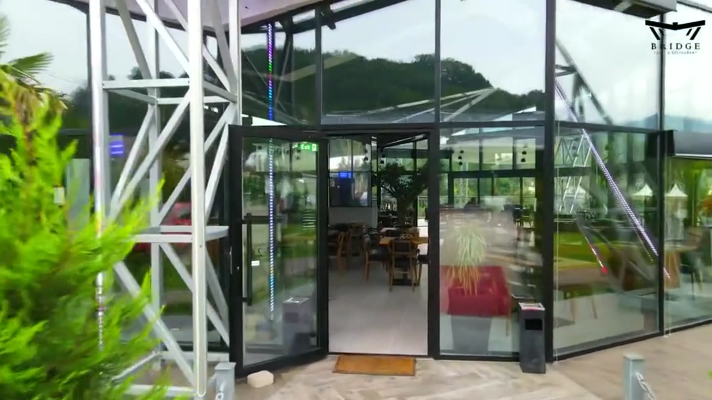 Ulaz u Bridge Caffe & Restaurant, staklena fasada uz reku