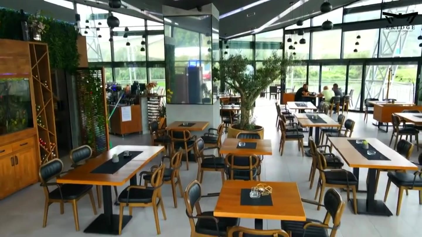 Enterijer Bridge restorana sa pogledom na terasu i reku