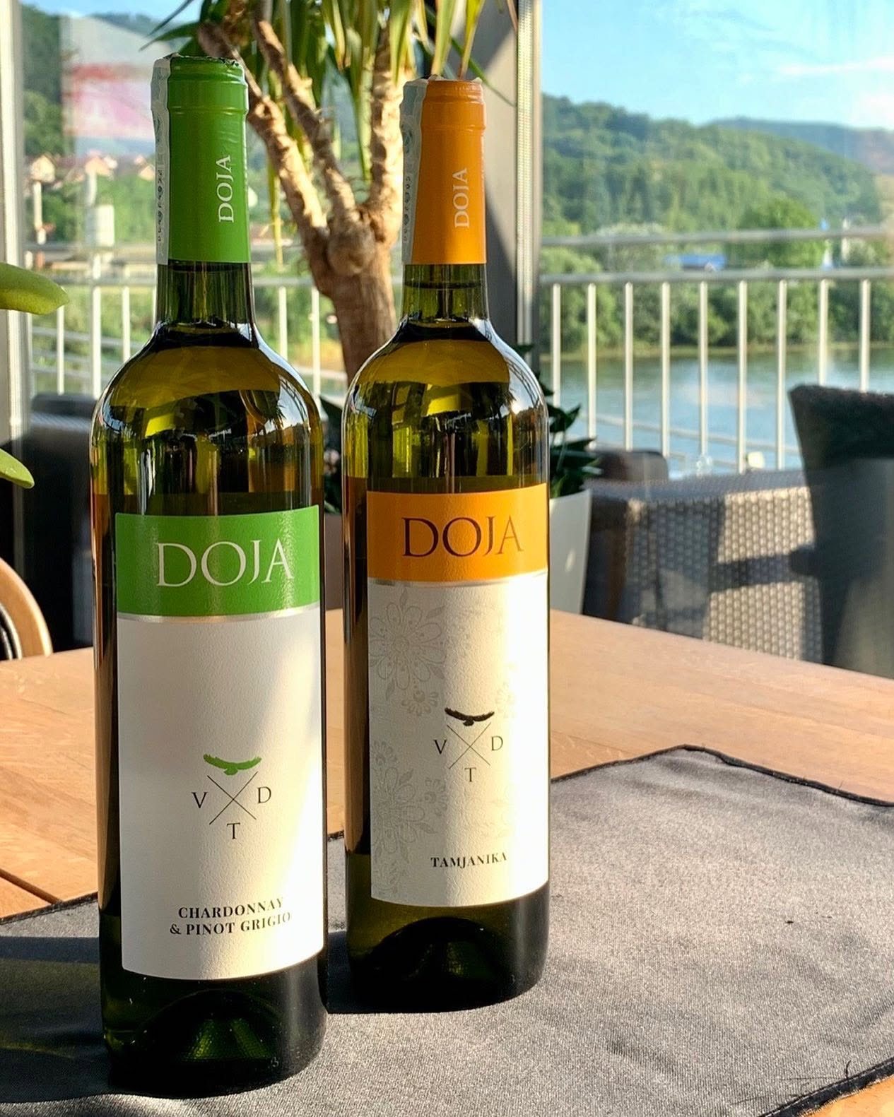 Vino na Bridge terasi sa pogledom na Drinu
