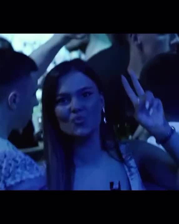 Gosti se druže na terasi tokom BRIDŽOVANJE žurke, večernje osvetljenje