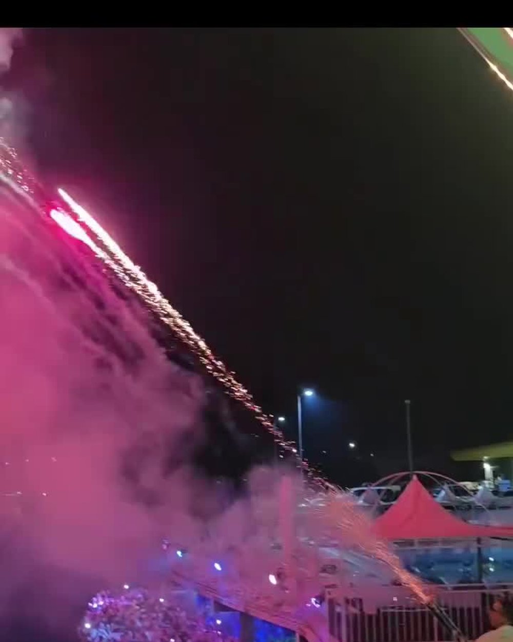 Vatromet iznad Bridge terase tokom žurke, gosti posmatraju sa ograde