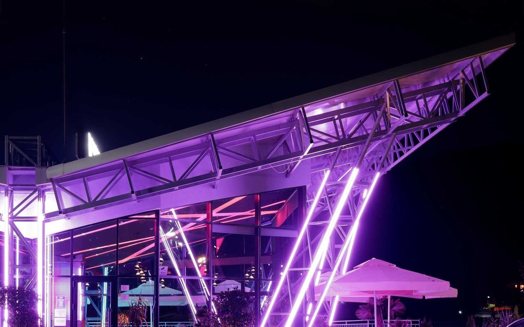 Bridge objekat noću, osvetljen u ljubičastoj svetlosti tokom BRIDŽOVANJE žurke